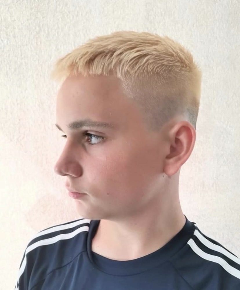 Bleached blonde — Boys' short fade