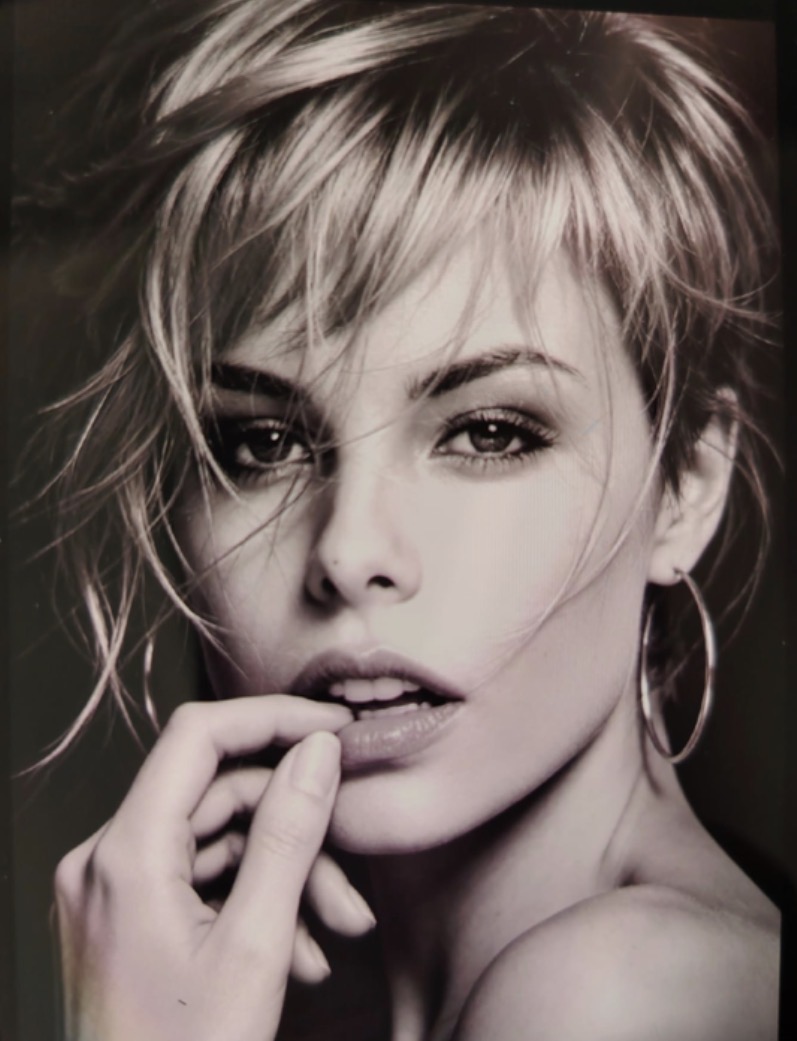 Tousled blonde crop with a soft face-framing fringe